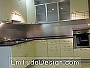 Cozinha moderna com capuz embutido.