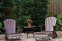 Sillas de jardín con una mesa