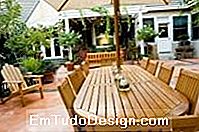 Mesa de jardín con sillas de madera
