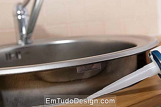 Weber szilikon alkalmazás egy fém mosogató zárásához a fürdőszobában