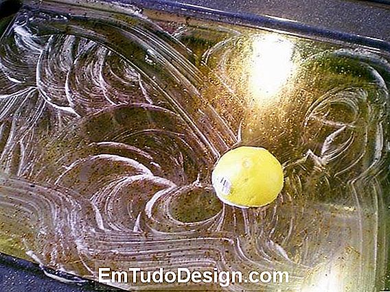 Gebruik citroen rechtstreeks om eventuele ovenafzettingen te verwijderen, van cleverininspired.com