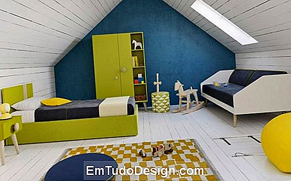 Çatı katı yatak odası mobilyalarla döşenmiştir, Nidi Battistella serisi.
