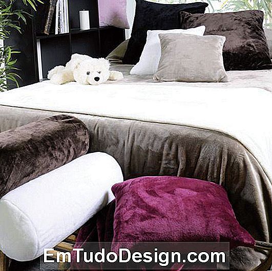 Slaapkamer in hygiënestijl, kussens in warm gekleurd fleece van Eminza.it