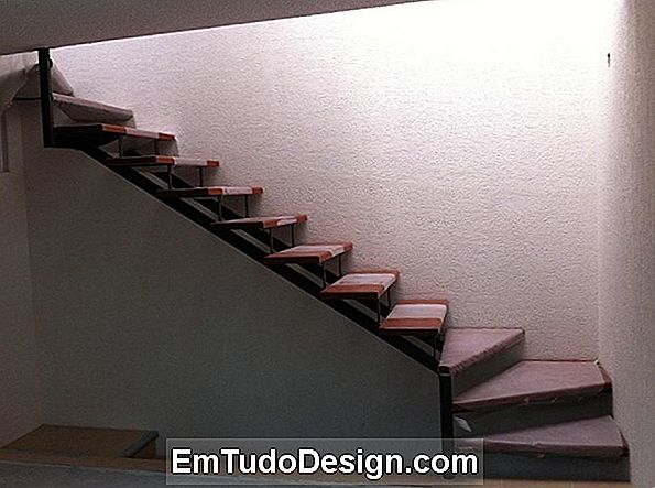 Escaleras de condominio de madera