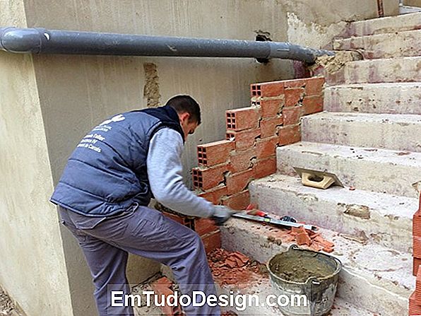 Construye un tabique en el jardín