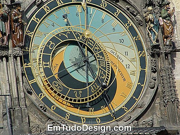 Antiguos relojes de sol en las fachadas de los edificios