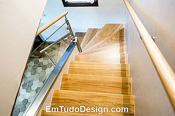 Solution de conception pour un escalier intérieur en bois et verre