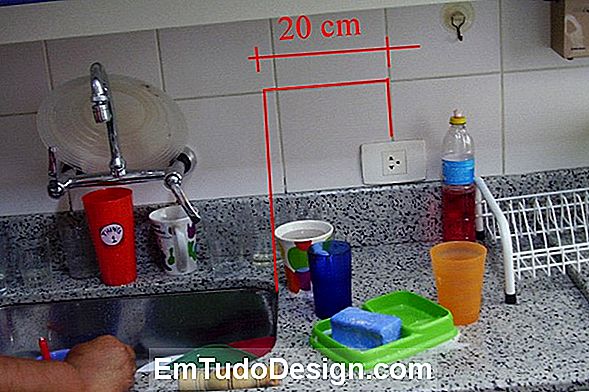 Mova a tomada elétrica doméstica com a técnica DIY