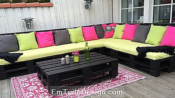 Göra en terrass möbler med väntande verktyg