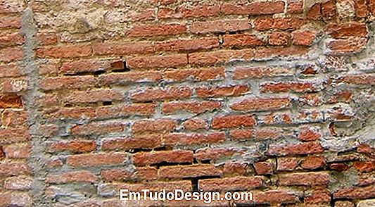 Mauvaise reconstruction des joints d'un mur historique avec du mortier de ciment