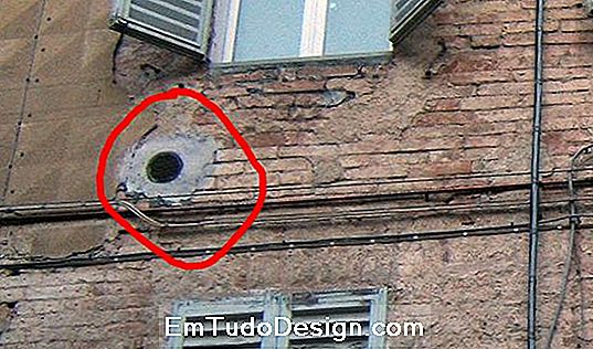 Grille de ventilation fixée au mortier de ciment dans un bâtiment historique