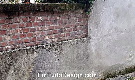 Mur moderne avec plâtre et mortier entre les briques à base de ciment