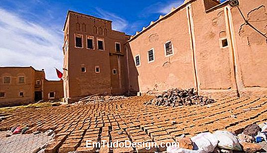 Argile crue faisant des briques au Maroc.