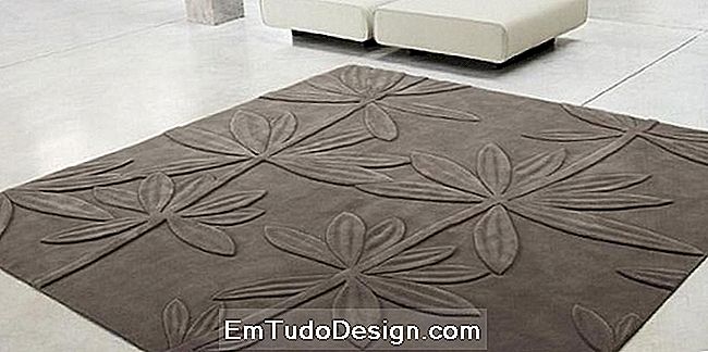 Paola Lenti tapijt met florale decoratie